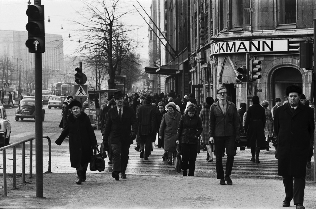 Kaartinkaupunki, Kluuvi, Mannerheimintie. Jalankulkijoita iltapäivän ruuhka-aikaan Mannerheimintien alkupäässä Stockmannin tavaratalon kulmalla. Näkymä Ruotsalaisen teatterin suunnalta luoteeseen, Eduskuntatalolle päin.