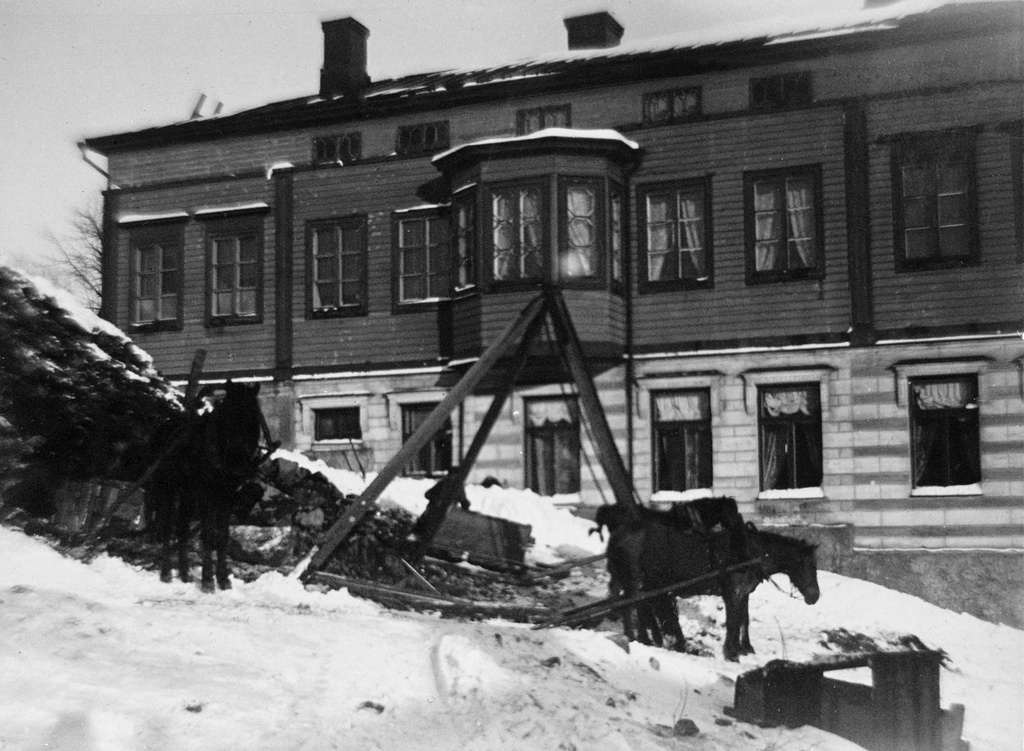 Ulriikaporinvuoren (= Tähtitornin vuoren) rinteen (= Ullanpuistikon) portaita rakennetaan, takana Vuorimiehenkatu 7.