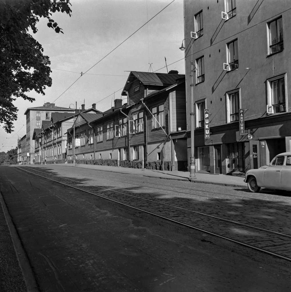 Tehtaankatu 8, 10, 12. Tehtaankatu 12:ssa toimivat Uudenmaan Puku Oy ja Parturi Siri.