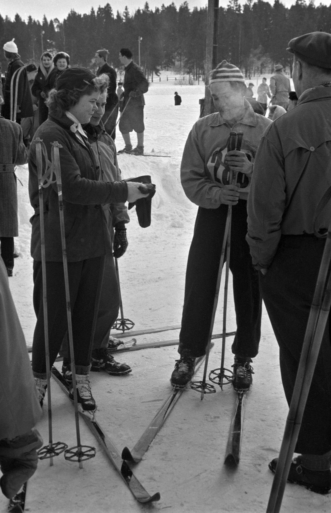 Hiihtäjiä, hiihtokilpailut Ruskeasuon liikuntapuistossa / Keskuspuistossa.