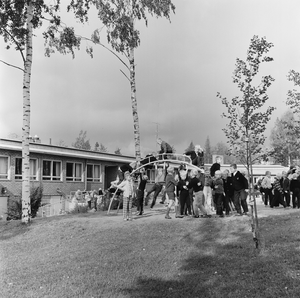 Oppilaita välitunnilla Kannelmäen kansakoulun pihalla, Kanneltie 1.