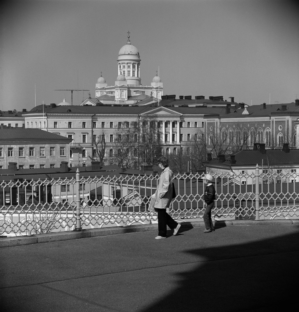 Näkymä Katajanokalta Uspenskln katedraalin terassilta Kruununhakaan kohti Valtioneuvostonlinnaa, Ritarihuonetta ja Tuomiokirkkoa.