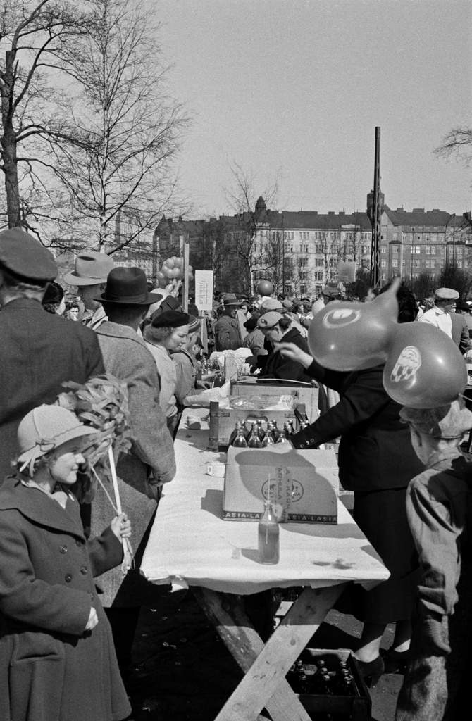 Työväen vappujuhla Kaisaniemessä, juhlijoita ja myyntipöytiä.