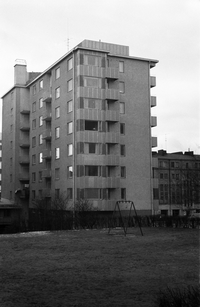 Porthaninkatu 13 (Haapaniemenkuja, nyk. Ässänrinne 10) kuvattuna idästä. Rakennusvuosi 1960.