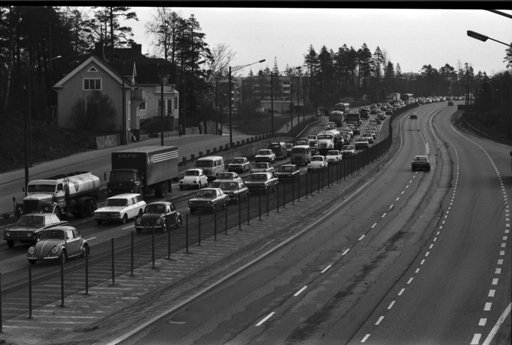 Itäväylä. Aamuruuhkan autojonoja Itäväylällä. Vasemmalla Kulosaaren puistotie 16:n puutalo. Näkymä koilliseen.
