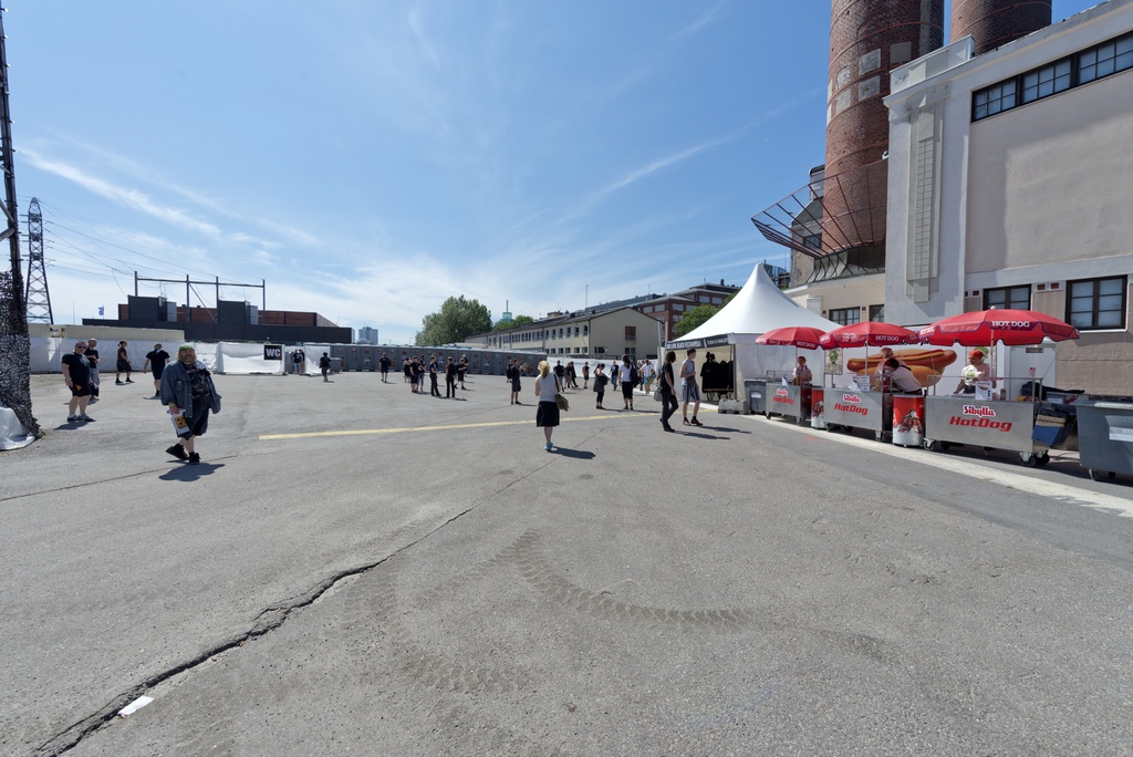 Metallimusiikkifani. Tuska-festivaalialueella on festivaalikävijöille tarjolla oheispalveluja, kuten pikaruokamyyntiä. Oheispalvelut on keskitetty Kattilahallin ja alkoholin anniskelualueen väliin.