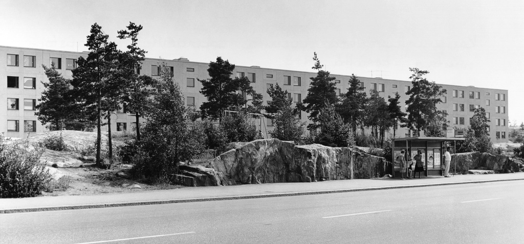 Suurmetsä, Jakomäki. Jakomäentie 6. Tontin pohjoisin rakennus (kerrostalo) fasadi lännestä.