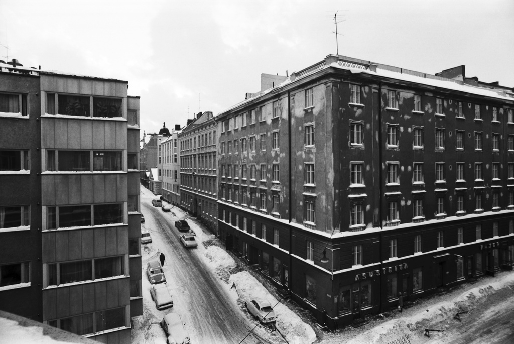 Meritullinkatu 24. Liisankatu 4, 6. Näkymä Meritullinkadun ja Liisankadun kulmasta Liisankatu 7:n ikkunasta.