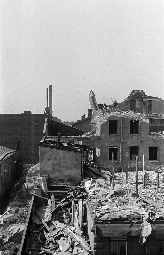 Purkutöitä Suonionkatu 8:n kohdalla.