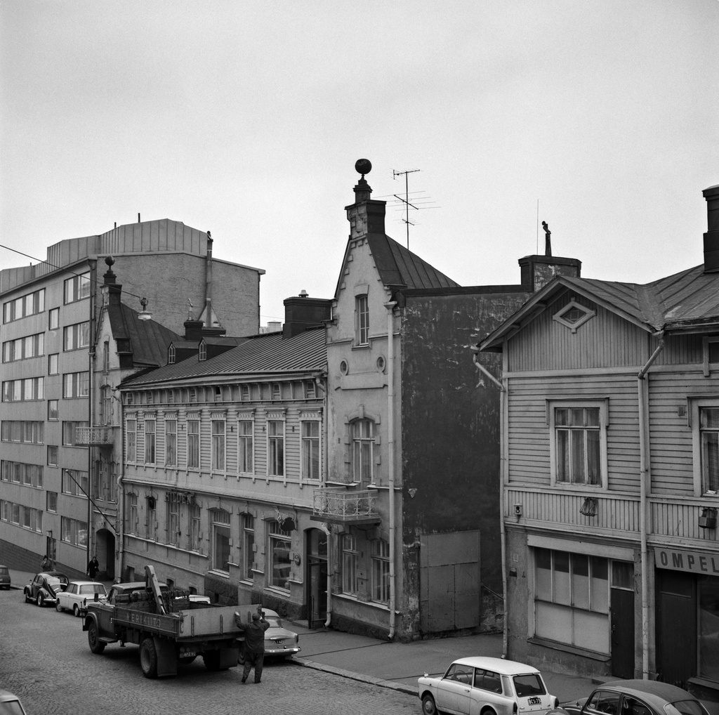 Neljäs linja 6. Julkisivua myöhemmin puretuista rakennuksista Neljäs linja 6. ja 8. kohdalla.