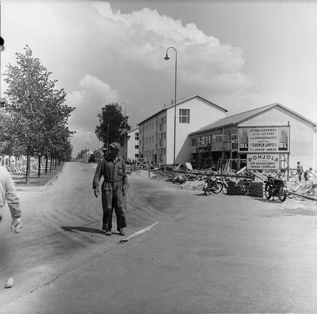 Kadunrakentamista Käpylän Kisakylässä Koskelantien ja Sofianlehdonkadun kulmassa. Taustalla Koskelantie 7 -9.