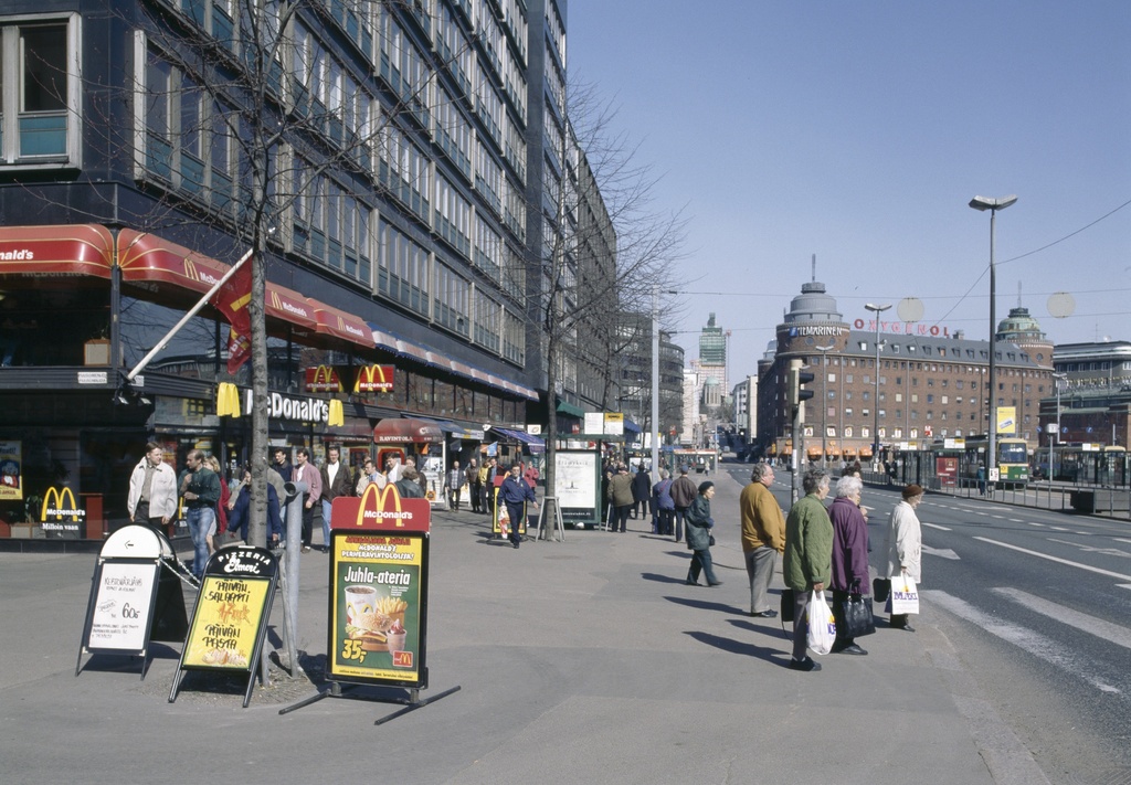 Siltasaarenkatu 12, 14, 16,18. Taustalla Hämeentie 2.