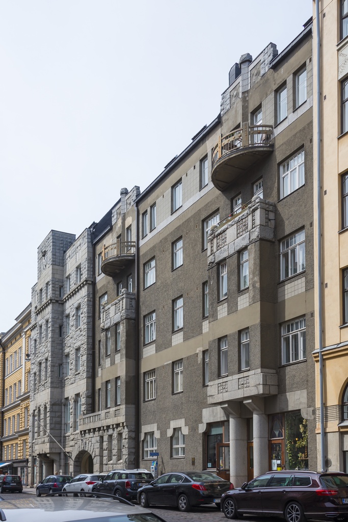 Liisankatu 17. Onni Tarjanteen suunnittelema Karjalaisten talo vuodelta 1910.