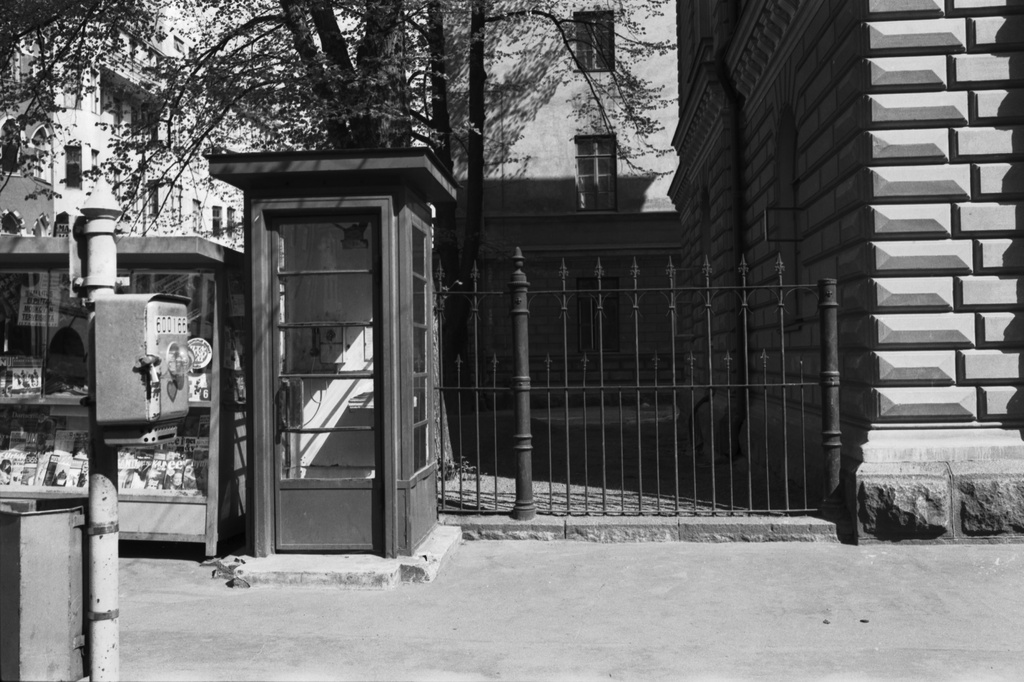 Mariankatu 23. Maa- ja metsätalousministeriön aita Mariankadun päässä Liisankadun kulmassa. Kruununhaan asukasyhdistyksen aloitteesta tehty ehdotus ilmoitustaulun sijoituspaikaksi Kruununhakaan. Vasemmalla puhelinkoppi ja lehtikioski.