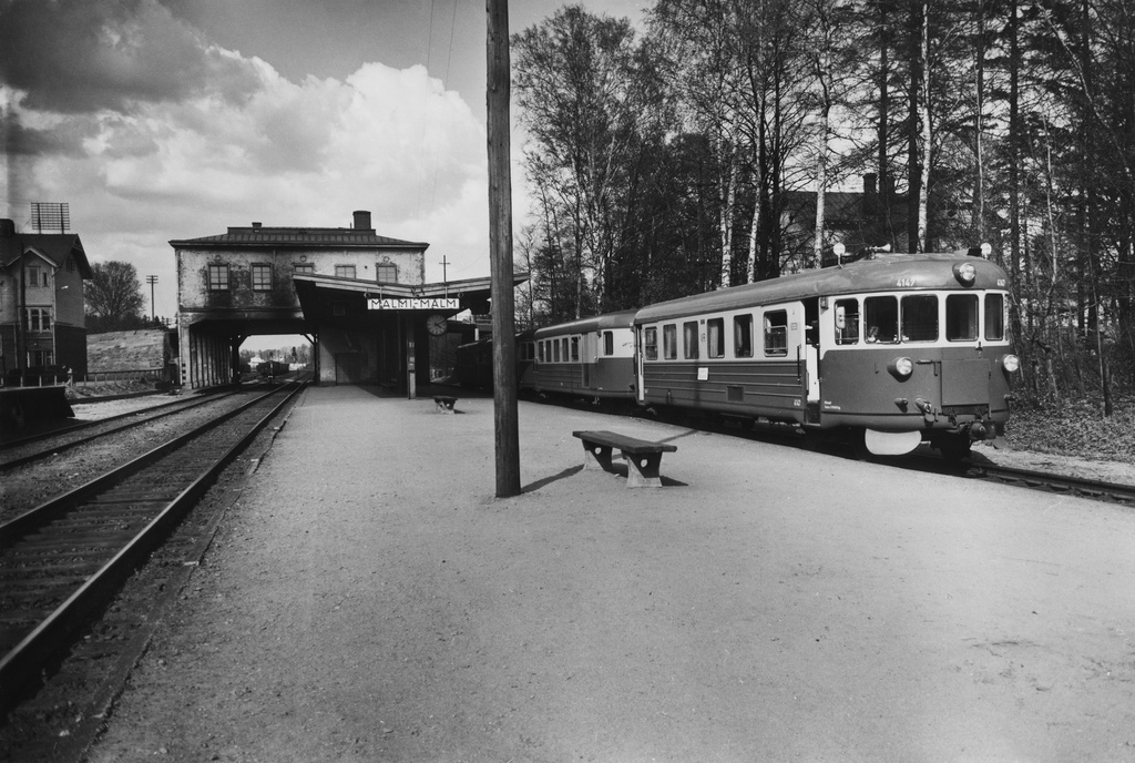 Lähiliikenteen juna Malmin rautatieasemalla.