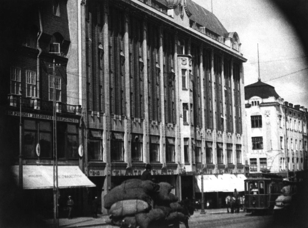 Elannon suurmyymälä Siltasaarenkadulla Hakaniemessä. Ns. Siltalan liiketalon piirsi Onni Tarjanne 1912.