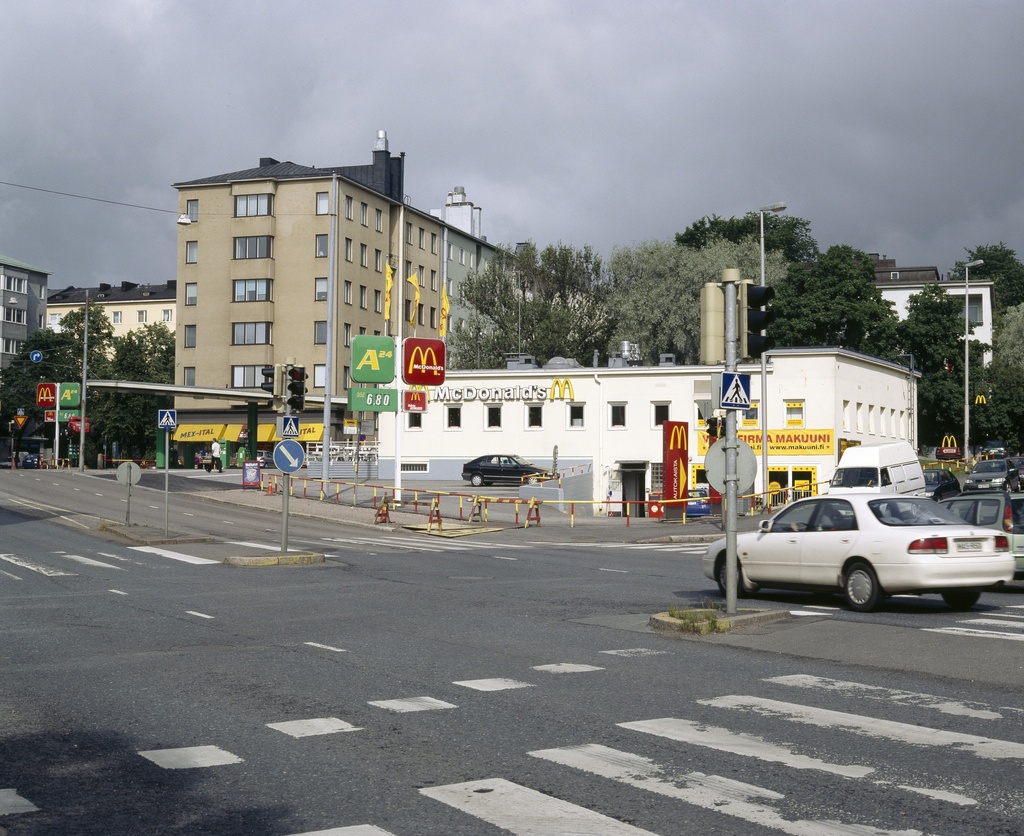 McDonalds - perheravintola, entinen Gulf Oy:n huoltoasema.
