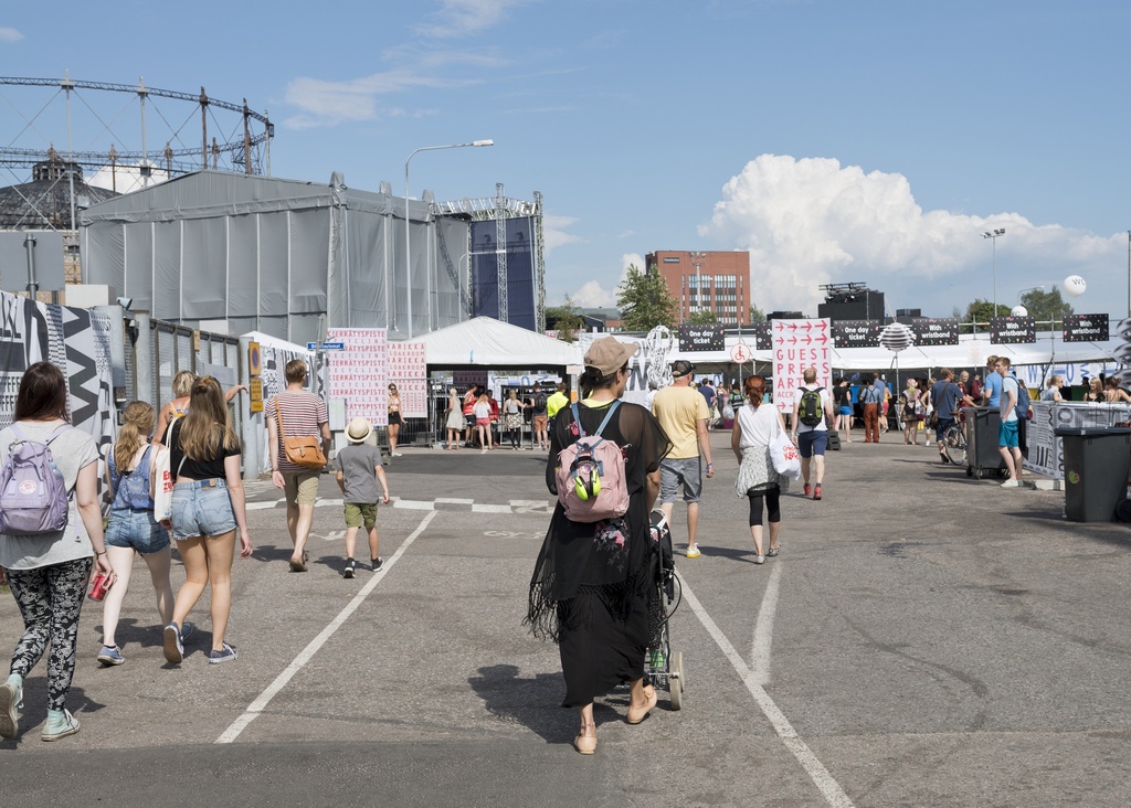 Lastenmusiikkifani. Hanne ja Aava Valtari ovat saapuneet Flow Festivalin sisäänkäynnin luo. Aavan kuulosuojaimet roikkuvat Hannen selässä olevan repun päällä. Aavalle otetaan aina kuulosuojaimet mukaan musiikkitapahtumiin mentäessä.