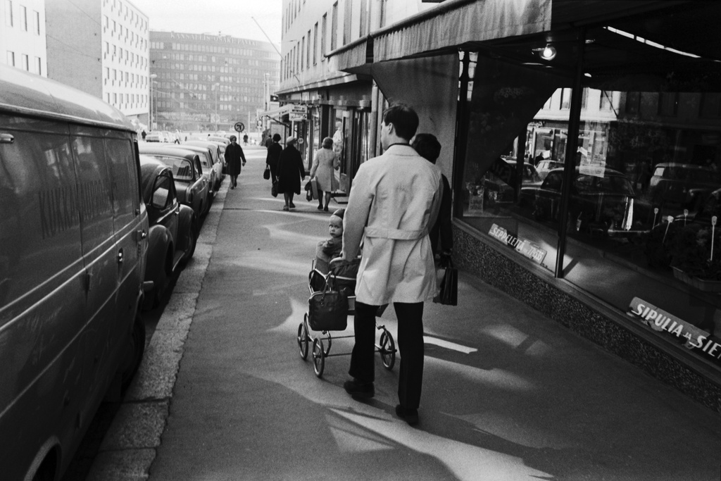 Porthaninkatu 6. Jalankulkijoita, mm. lastenrattaita työntävä mies Porthaninkadulla. Näkymä Porthaninkatu 6:n edustalta Ympyrätalon suuntaan.