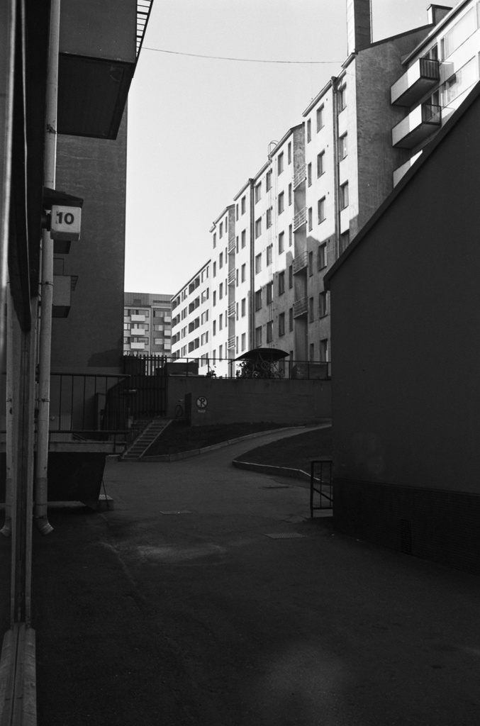 Castréninkatu 10. Näkymä kadulta Castréninkatu 10:n pihalle. Oikealla Wallininkujan kerrostaloja.