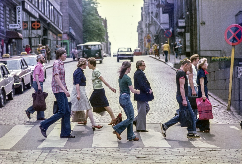 Jalankulkijoita ylittämässä suojatietä Kalevankadulla, Mannerheimintien puoleisessa päässä.