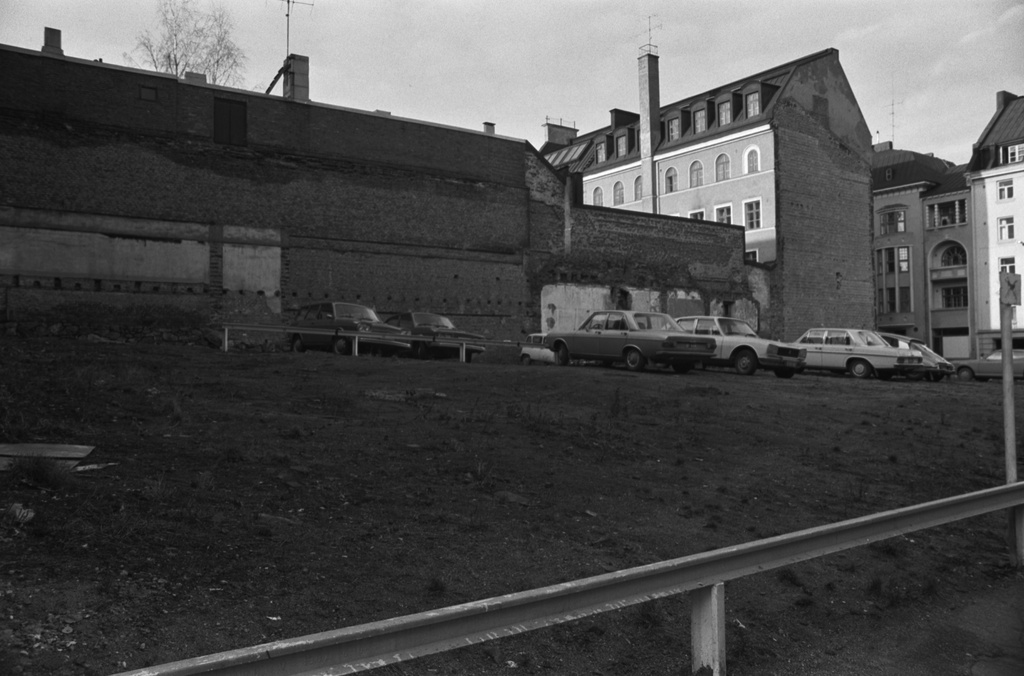 Meritullinkatu 8. Parkkipaikkana toimiva puretun talon tontti Meritullinkadun ja Kirkkokadun kulmassa. Taustalla oikealla Kirkkokatu 6:n rakennus.