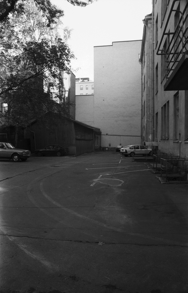 Rauhankatu 13. Näkymä Rauhankatu 13:n pihalta porttikongin suunnalta itään. Vasemmalla piharakennus.