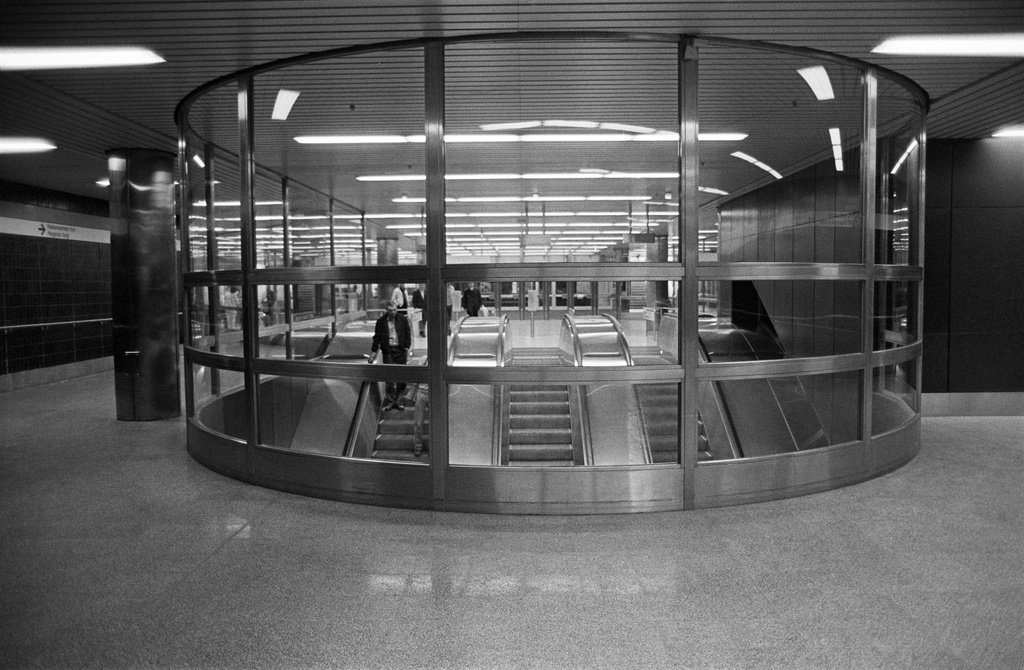 Hakaniemen metroasema, sisäkuva uloskäyntitasanteelta.