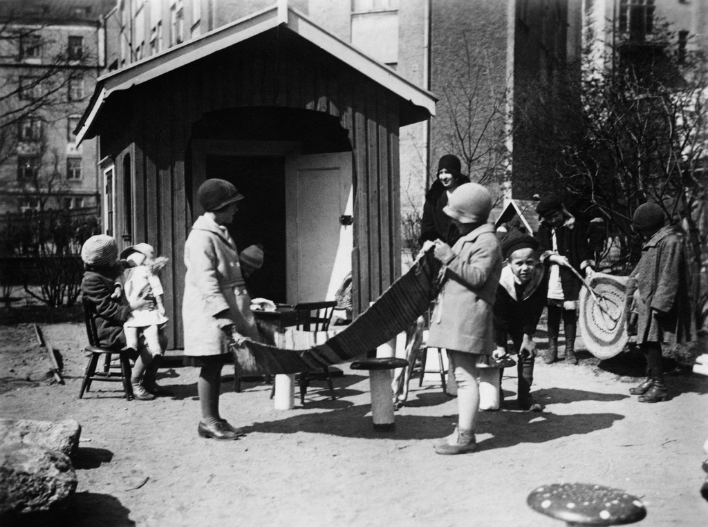 Leikkimökkiä siivotaan Ebeneser-kodin pihalla, Helsinginkatu 3-5 (Ebeneser-talo).