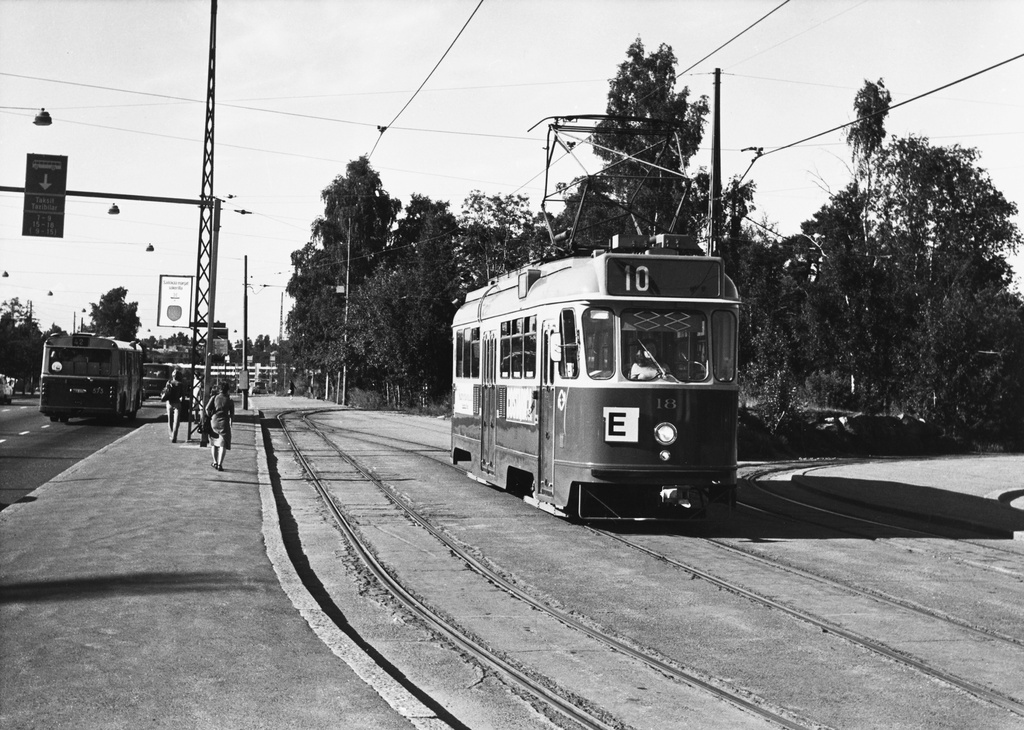 Linja 10:n raitiovaunu Ruskeasuon kääntösilmukan kohdalla.