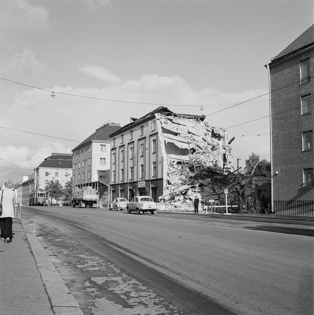 Purkutyöt. Vallilan työväentalon purkutyömaa romahduksen jälkeen. Sturenkatu 27. Piirtänyt L.E. Hanstén, 1920-luvun loppu.