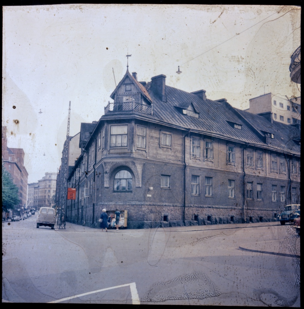 Kulmatalo Pietarinkatu 17 -  Kapteeninkatu 7. Lehtien myyntikoju talon kulmalla.Talo purettiin1960 -luvulla.