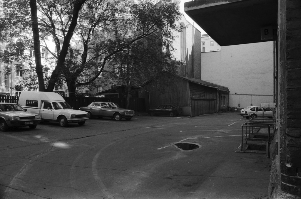 Rauhankatu 13. Näkymä porttikongin suunnalta Rauhankatu 13:n pihalle. Keskellä piharakennus, taustalla vasemmalla Vironkatu 10:n pihapiiriä.