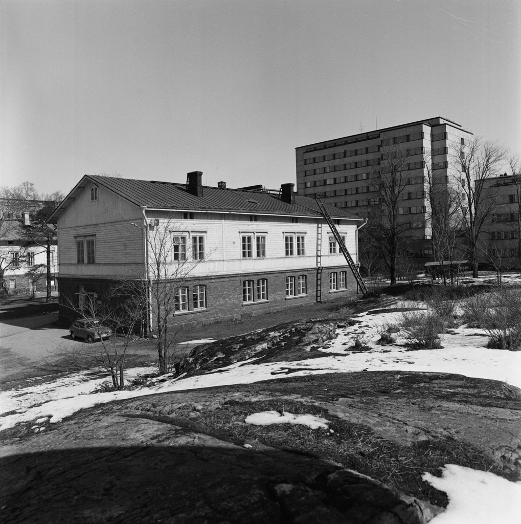 Kivelän sairaalan puurakennus, Sibeliuksenkatu 14. Taempana oleva kerrostalo kuuluu Hesperian sairaalaan, Välskärinkatu 12.