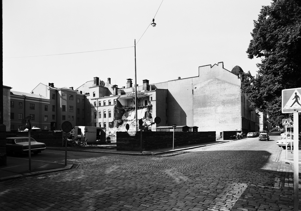 Purkutöitä. Ritarikatu 8 - Kirkkokatu 12.