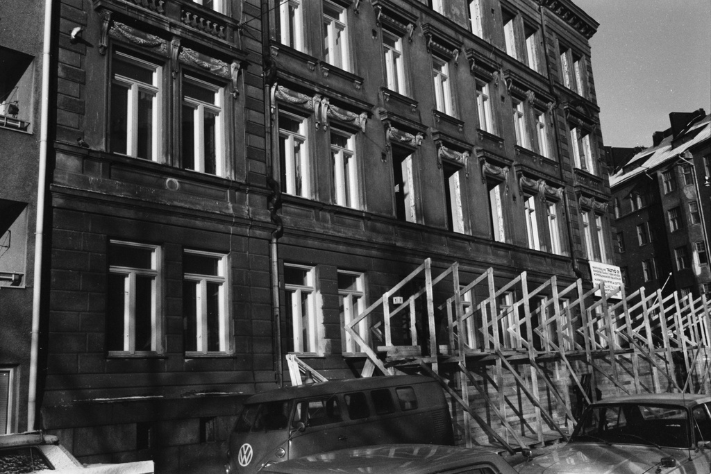 Purettavan kerrostalon julkisivua Sepänkadun ja Laivurinkadun kulmassa. Sepänkatu 1:n tontilla oli nelikerroksinen kivirakenteinen vuonna 1897 pystytetty uusrenessanssirakennus, joka purettiin uudisrakennuksen tieltä vuoden 1971 alussa.