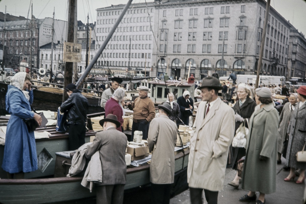 Kauppatori. Silakkamarkkinat.  Silakanmyyntiä veneistä. Taustalla Eteläranta 20 - 16.