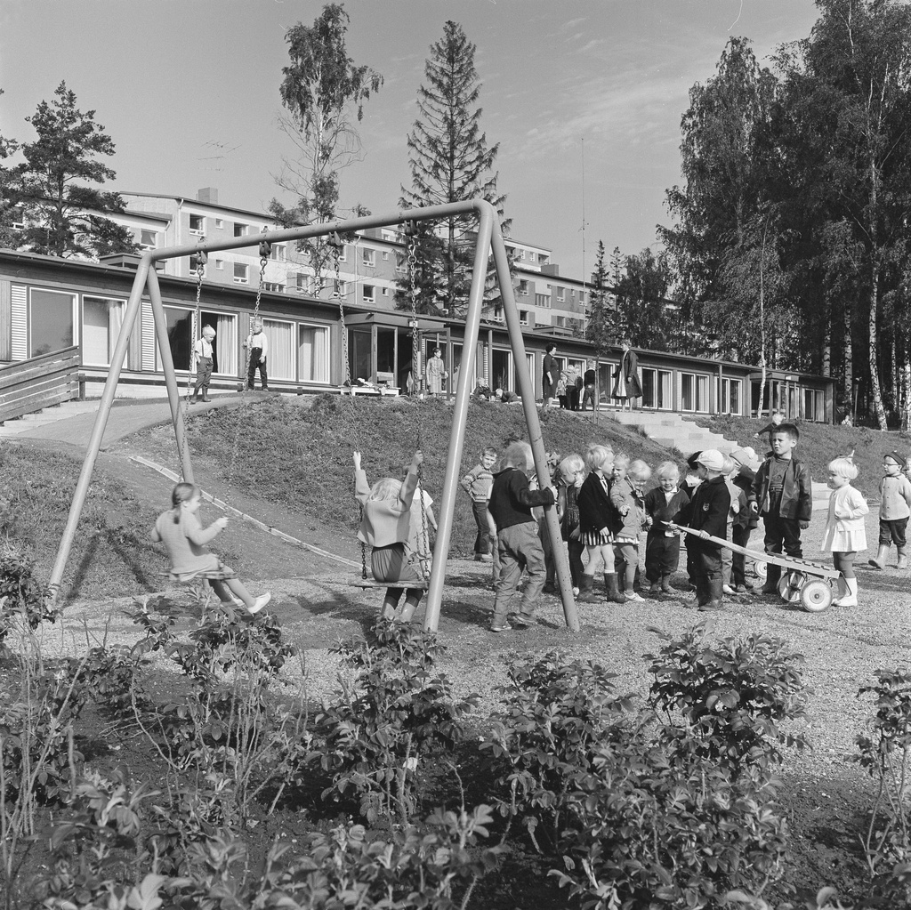 Siilitien lastentarha. Hillerikuja 1, Herttoniemi. Lapset leikkivät tarhan pihalla.