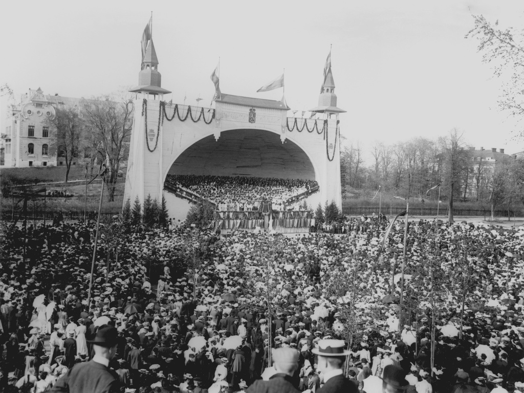 Helsingin laulu- ja soittojuhlien juhlakonsertti sunnuntaina 9.6.1907 Kaisaniemen laululavalla. Svenska Folkskolans Vänners sång- och musikfesten.