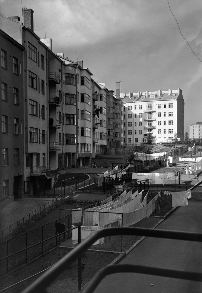 Välskärinkatu 5, 7, 9 pihan puolelta. Pyykkiä naruilla kuivumassa.