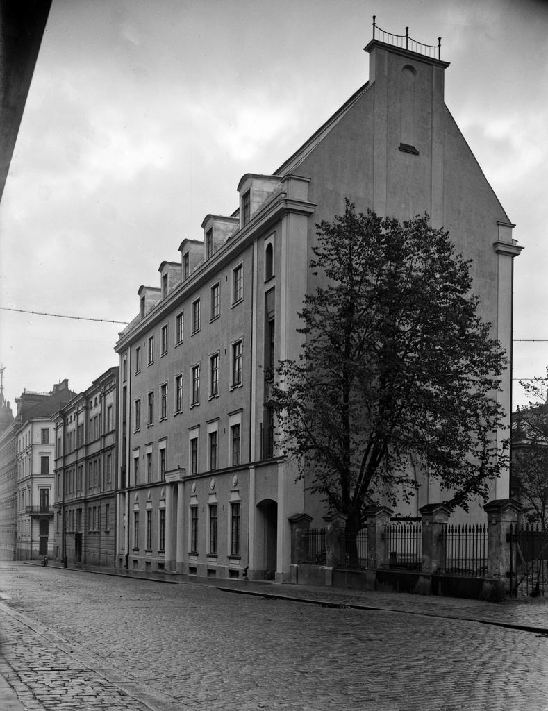Lisa Hagmanin yksityisluokat -niminen koulu, Kirkkokatu 6. Arkkitehti Elsa Arokallion suunnittelema rakennus valmistui syksyllä 1925.