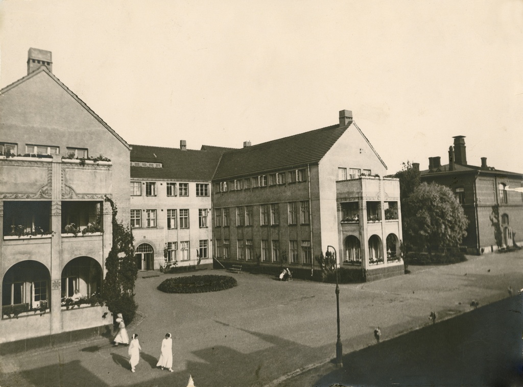 Marian sairaalan pihamaa kesällä. Kuvassa B-porras.