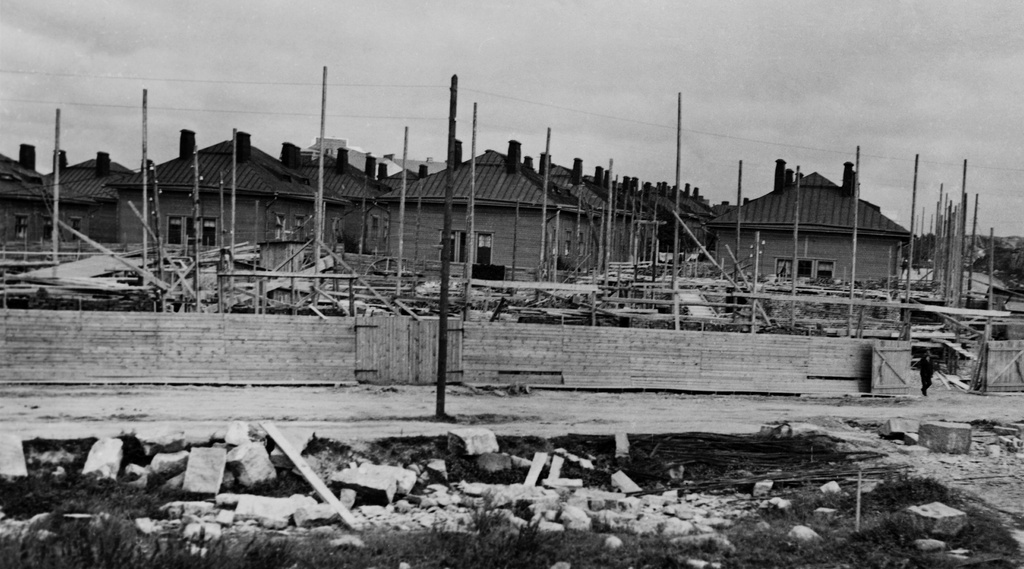 Asunto Oy Brahen taloa rakennetaan, Itäinen Brahenkatu 11. - Porvoonkatu 11 - 13. Takana ns. Sadan markat villat, Porvoonkatu 1 - 9