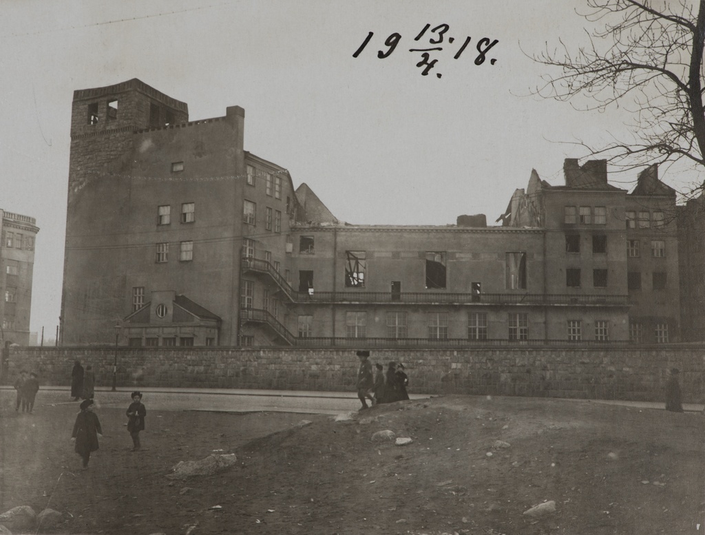 Helsingin valtaus 1918. Valtauksen jälkeen kuvattuja pommitusvaurioita. Pommituksen ja tulipalon vaurioittama työväentalo, Paasivuorenkatu 5.