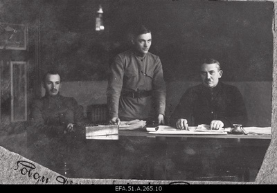 War of Liberty. 6.The station of the Jalaväepolgu on Nikolai Street. From the left: Chief of Economics Ludvig Jakobsen, Lieutenant Lieutenant Aleksander Kulbusch (Kulgver), Chief of Staff Johan Puskar.  duplicate photo