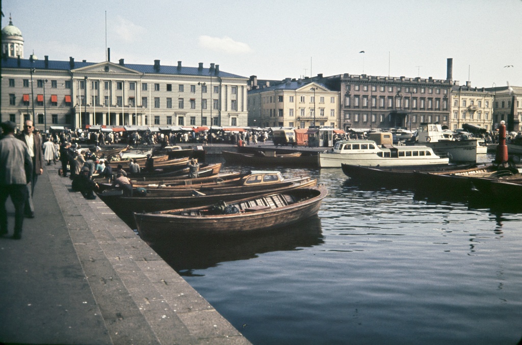 Kolera-allas, Kauppatori. Veneitä Kolera-altaassa, taustalla kauppatori, torikojuja, kaupungintalo (Pohjoisesplanadi 13 - 11) ja Pohjoisesplanadi 9, 7, 5.