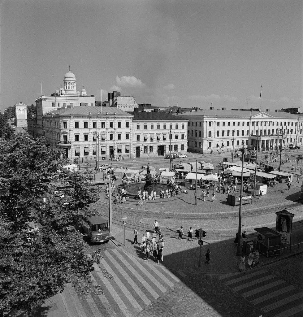 Kauppatori, Havis Amandan suihkukaivo ns. kukkatorilla. Taustalla Pohjoisesplanadi 15, 17 ja Kaupungintalo, Pohjoisesplanadi 13-11.