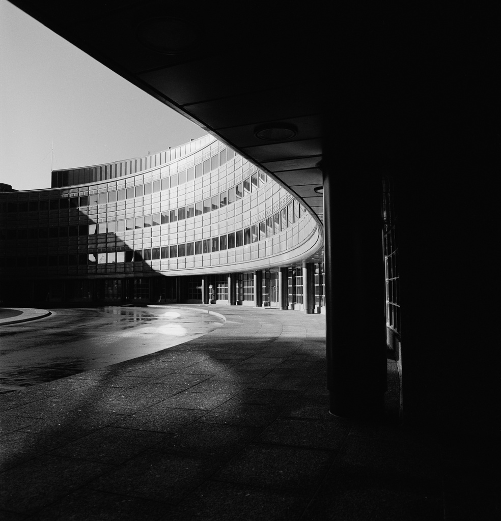 Eduskuntatalon laajennusosa, Aurorankatu 6. 1970. Arkkitehtitoimisto Pitkänen, Laiho & Raunion suunnittelema kolmiosainen laajennus valmistui vuonna 1978.[