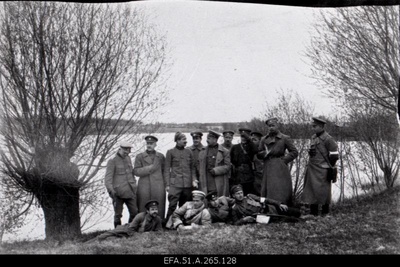 War of Liberty. Estonian officers near Lake Asti (Burtnieki). From left: I row (from first down) - 1. 6.Adjutant of the Armed Forces (who? ), 2. Tallinna Üksik Eskadron's chief lipstick Hellmuth Foelsch, 3. 2.Battle 6th Battery group leader clipper Hugo Attemann, 4th narrow-minded clipboard no.4 leader clipper Joann Pelberg; 2nd row - 1. Editor of Pärnu Postman Johannes Viik, 2nd Chief of Staff Egbert Jürmann (Jürima), 3rd Chief of Intelligence Commander Lieutenant Werner Limberg, 4th Chief of Staff Karl Tallo, 5th Chief of Communications Command Lieutenant Aleksander Kulbusch (Kulgver), 6th unknown junior officer, 7. 1st row Commander Jaan Maide; 3rd row (3 men) - sub-offiziers(? ).  duplicate photo