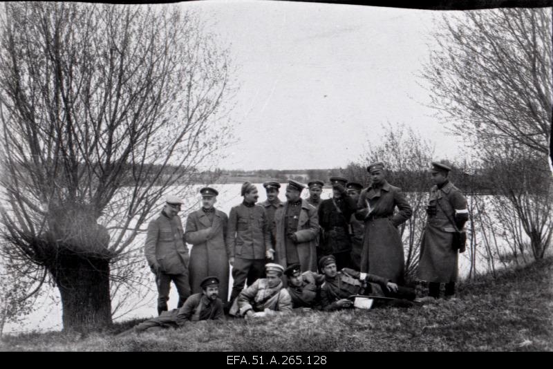 War of Liberty. Estonian officers near Lake Asti (Burtnieki). From left: I row (from first down) - 1. 6.Adjutant of the Armed Forces (who? ), 2. Tallinna Üksik Eskadron's chief lipstick Hellmuth Foelsch, 3. 2.Battle 6th Battery group leader clipper Hugo Attemann, 4th narrow-minded clipboard no.4 leader clipper Joann Pelberg; 2nd row - 1. Editor of Pärnu Postman Johannes Viik, 2nd Chief of Staff Egbert Jürmann (Jürima), 3rd Chief of Intelligence Commander Lieutenant Werner Limberg, 4th Chief of Staff Karl Tallo, 5th Chief of Communications Command Lieutenant Aleksander Kulbusch (Kulgver), 6th unknown junior officer, 7. 1st row Commander Jaan Maide; 3rd row (3 men) - sub-offiziers(? ).